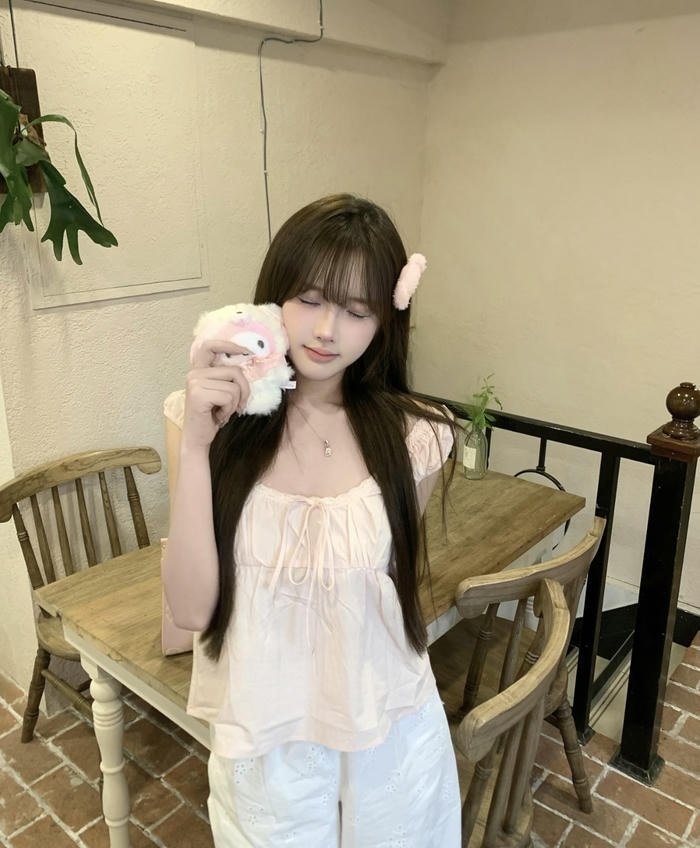 Warm tone makes cute girl pic dp