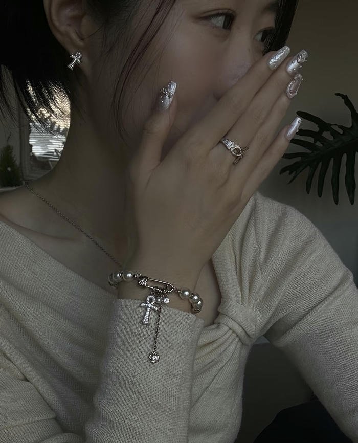 a soft queen look girl earrings dp