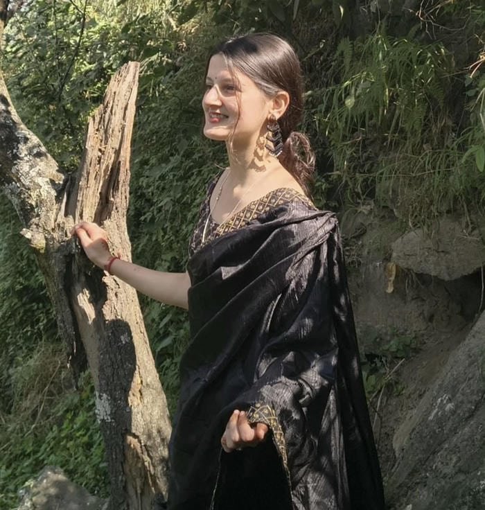 classic poise shapes saree girl dp