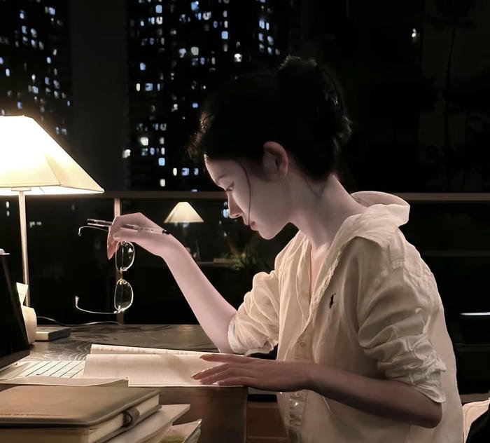 clean aesthetic smart girl dp style