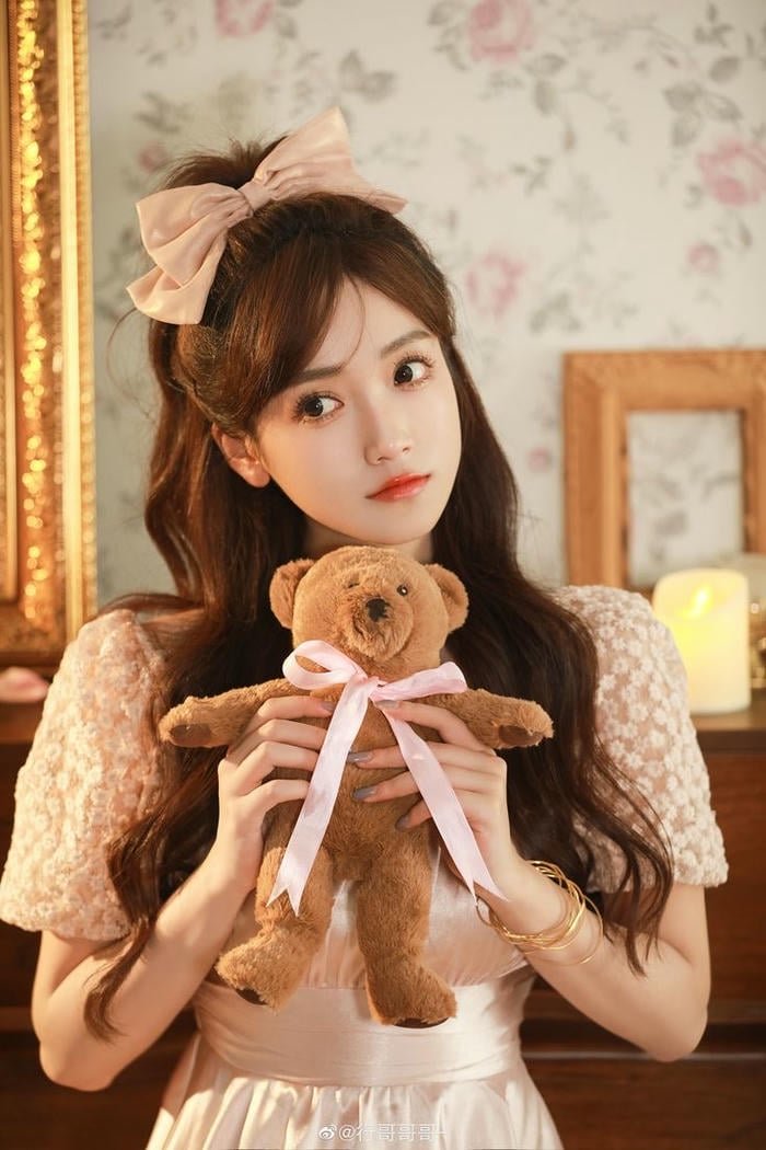 cute girl hugging teddy bear dp