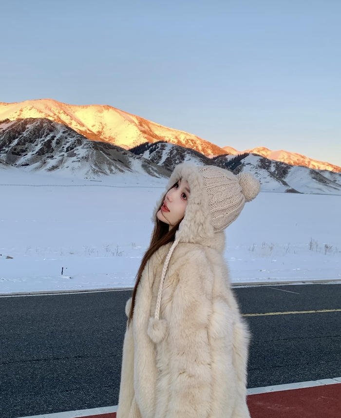 deep loneliness around alone dp for girls