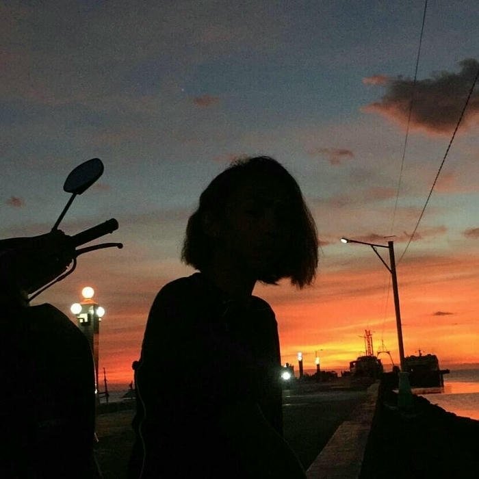 dim glow shadow girl dp calm vibe