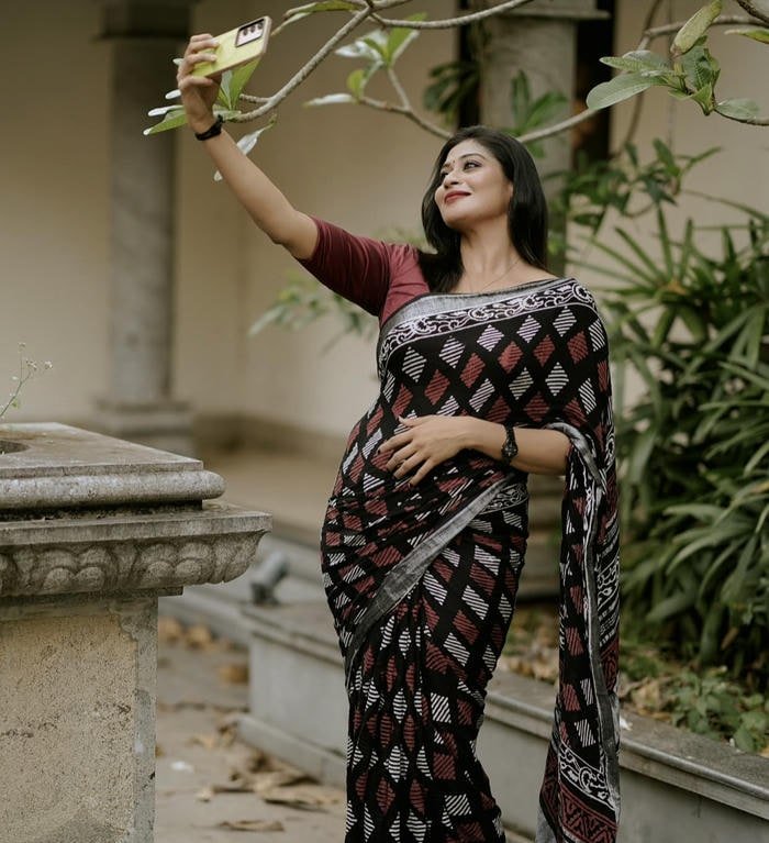 elegance saree girl dp graceful everyday