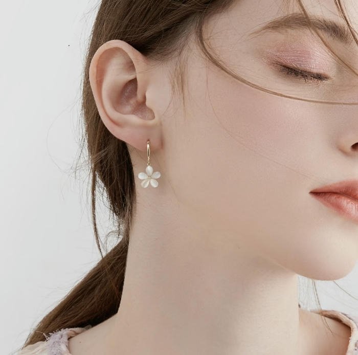 everyone admires the girl earrings dp today