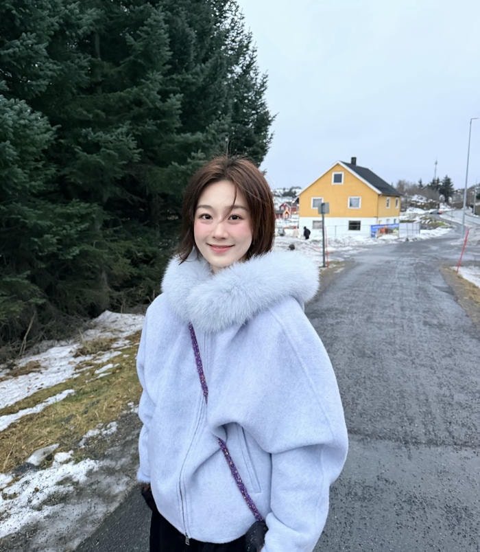 fresh mood around happy girl dp