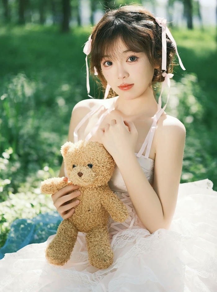 gentle aesthetic teddy bear girl avatar