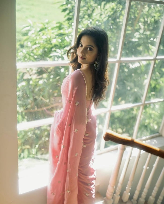 gentle confident aura saree girl dp