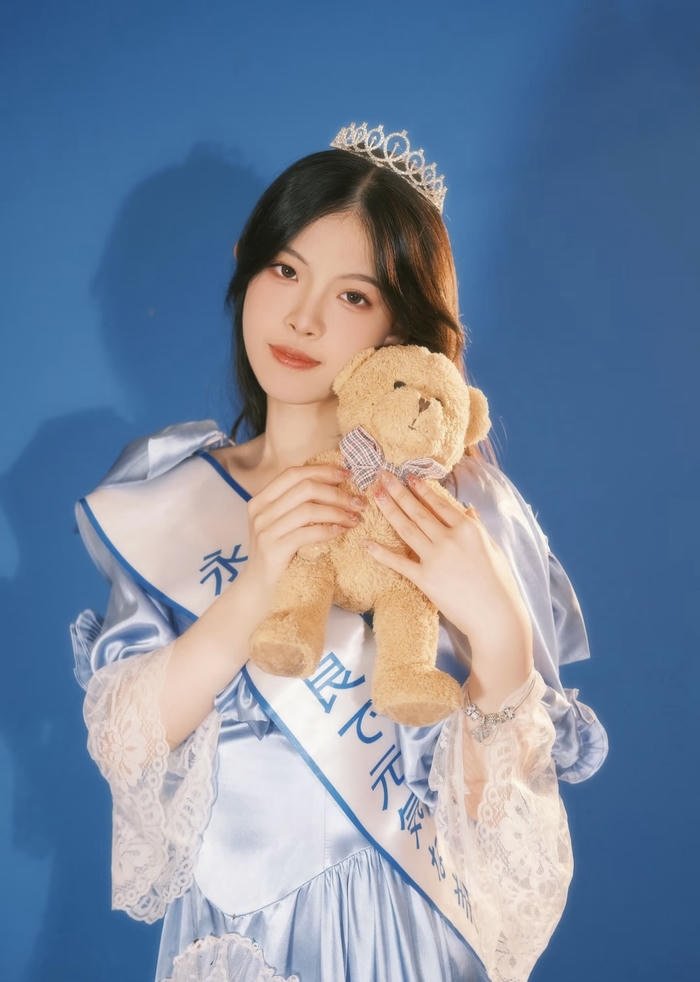 gentle smile teddy bear girl dp