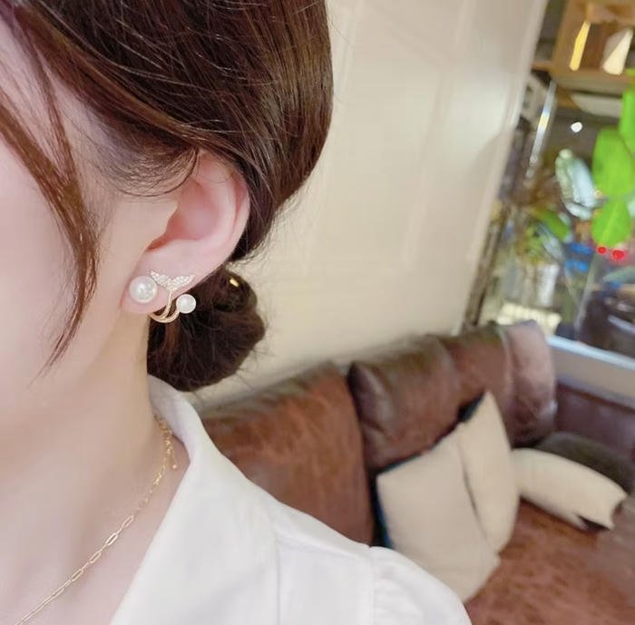 girl earrings dp glows with soft golden elegance