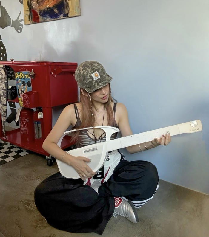 girl guitar dp warm room evening mood