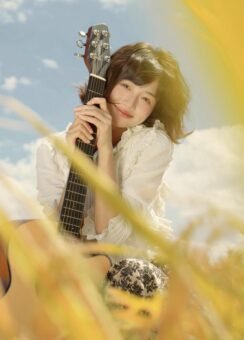 143+ Guitar girl DP aesthetic for girls who love music - Featured post in Girls