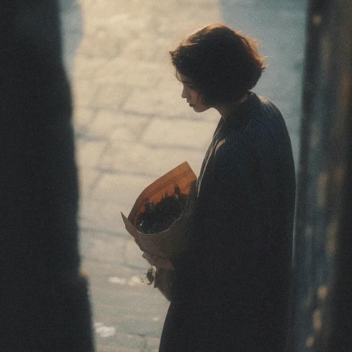 girls dp carrying sad emotions quietly