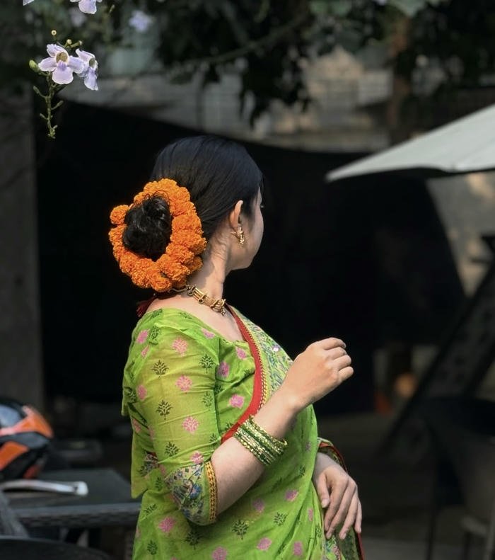golden calm surrounds saree girl dp