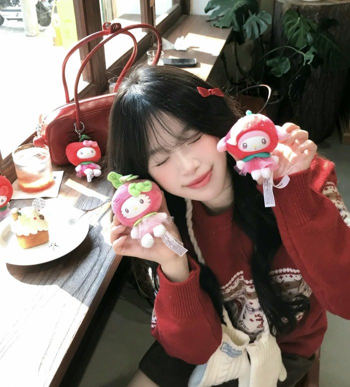 happy girl dp smiling without looking back