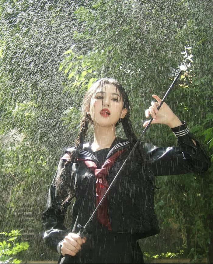 her eyes glow in crazy girl dp