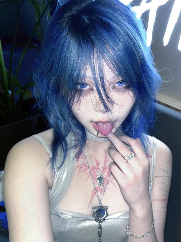 her smile in crazy girl dp sparkles