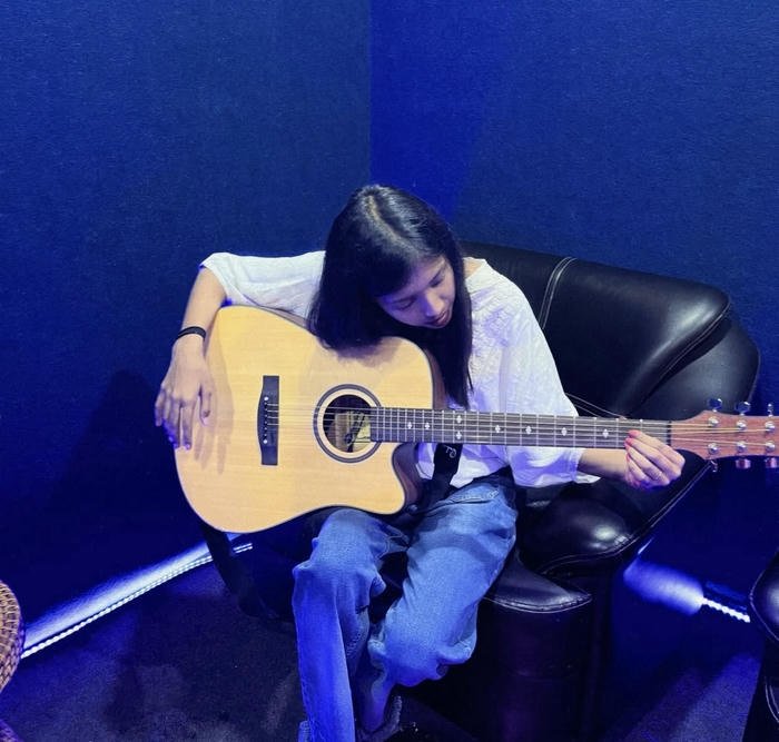 indie guitar girl dp calm evening mood