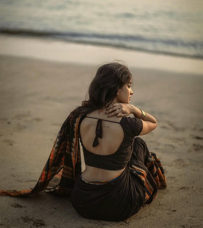 saree girl dp rooted in tradition