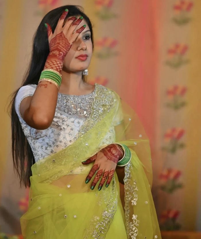 saree girl dp understated poised beauty