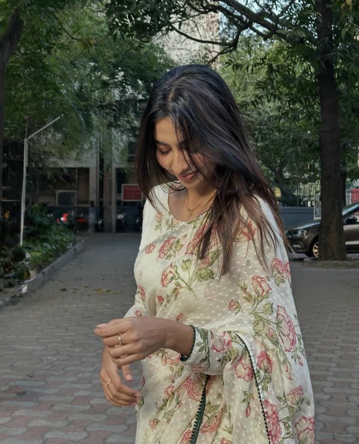 saree girl dp understated quiet allure