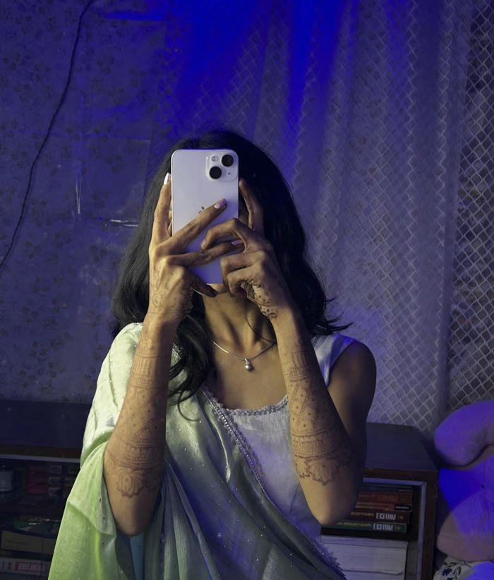 saree girl dp with timeless grace