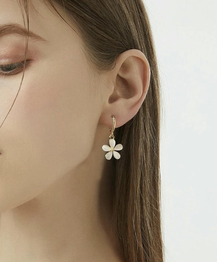 soft light touches the girl earrings dp