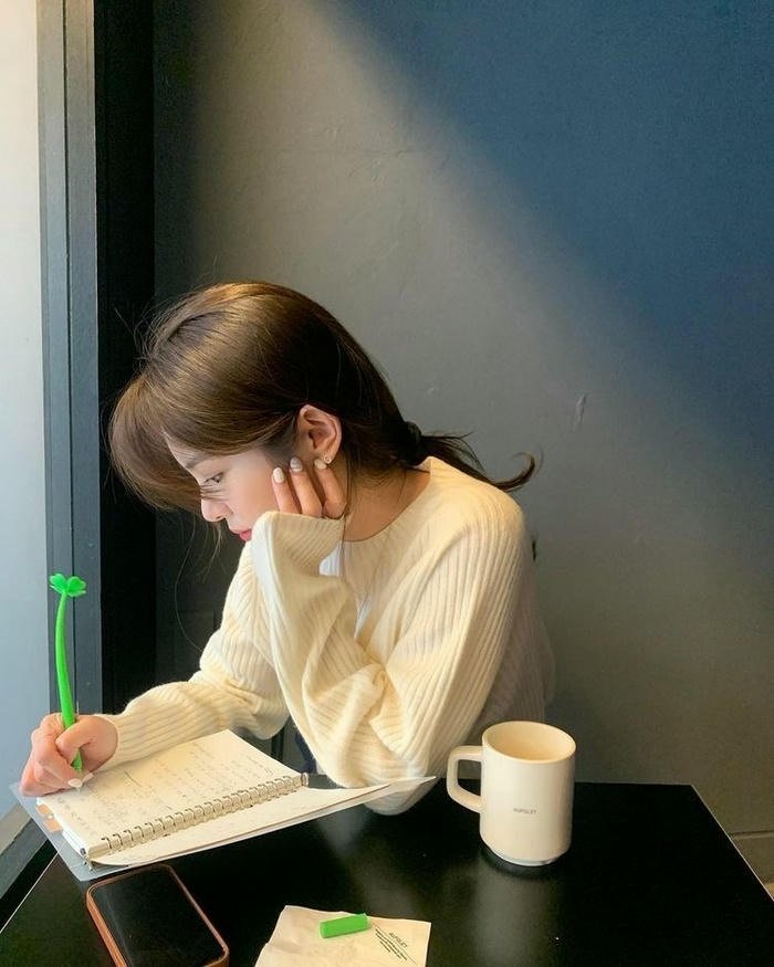 soft lighting smart girl dp mood