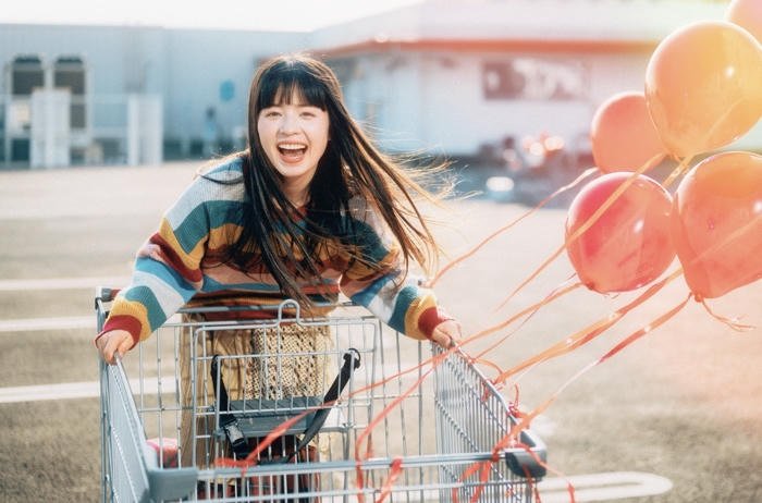 soft sunlight hugs happy girl dp