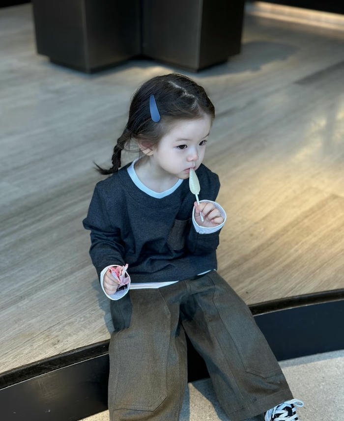 stylish baby girl dp lovely pose