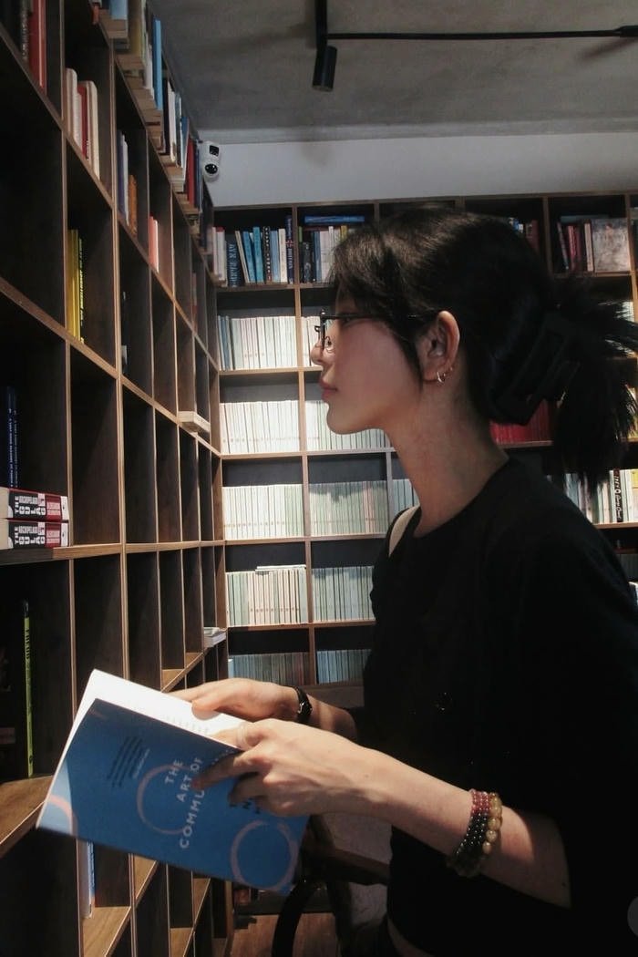 stylish intellect smart girl dp aesthetic