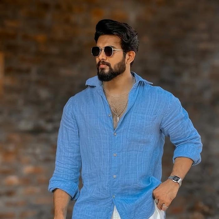 Casual style man walking outdoors blue shirt sunglasses