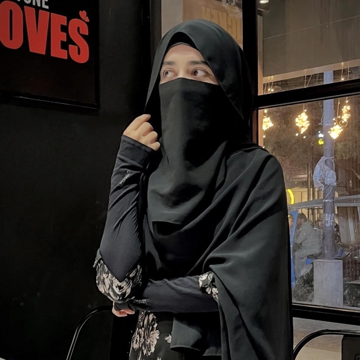 Elegant Muslim girl dp featuring a modest style