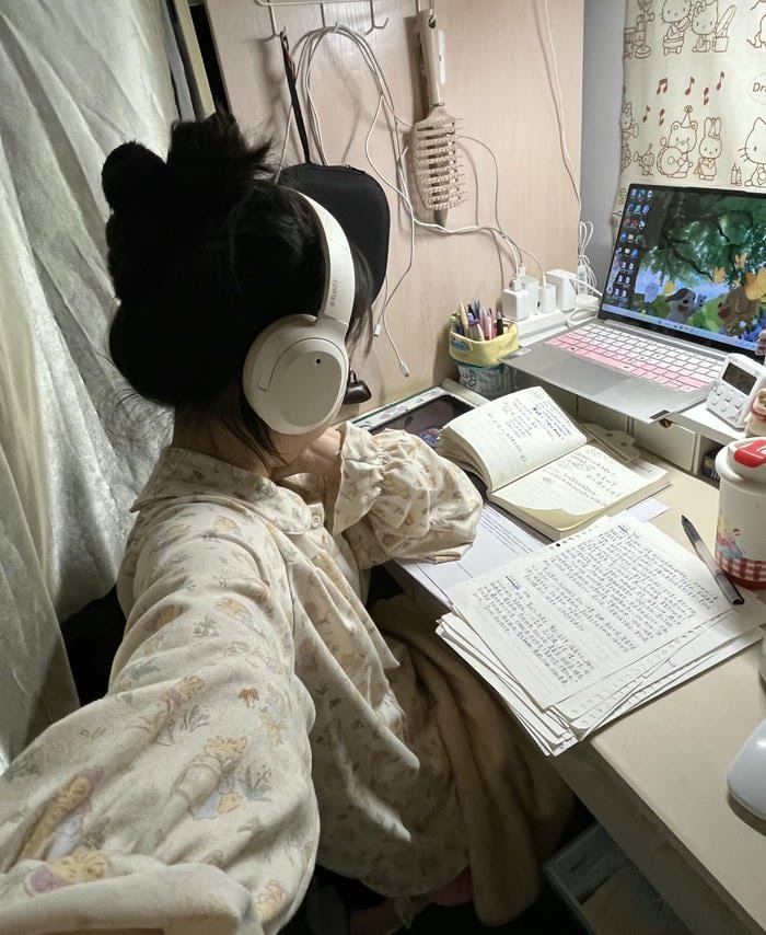 Exam hall vibe dp for girl