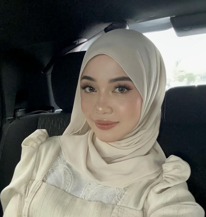 Fresh face muslim girl dp selfie