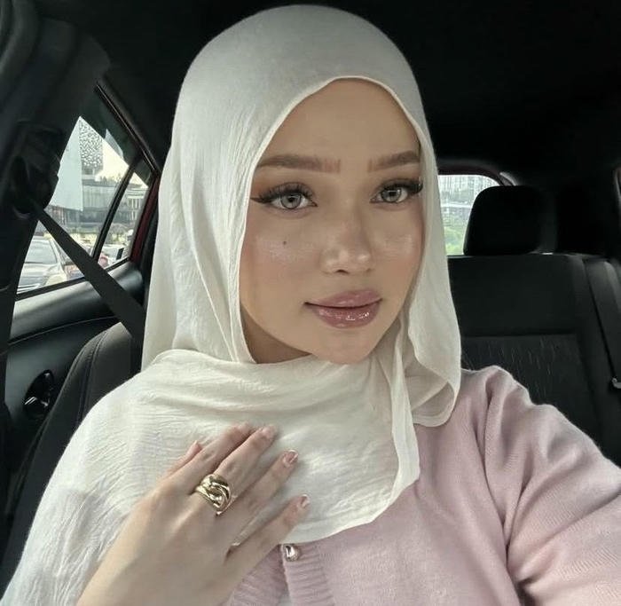 Front face muslim girl dp image