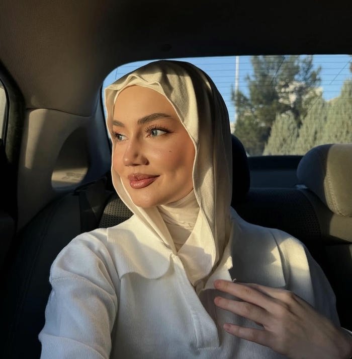 Minimal aesthetic muslim girl dp image