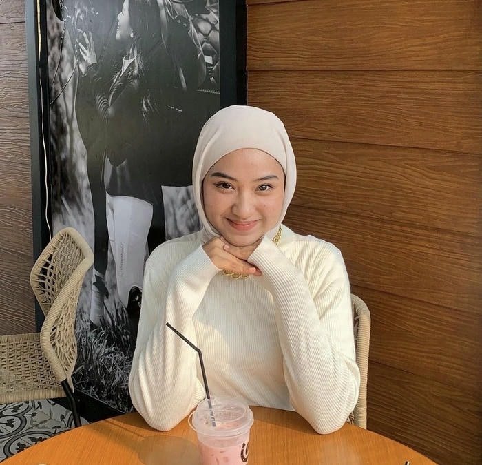 Modern fashion muslim girl dp style