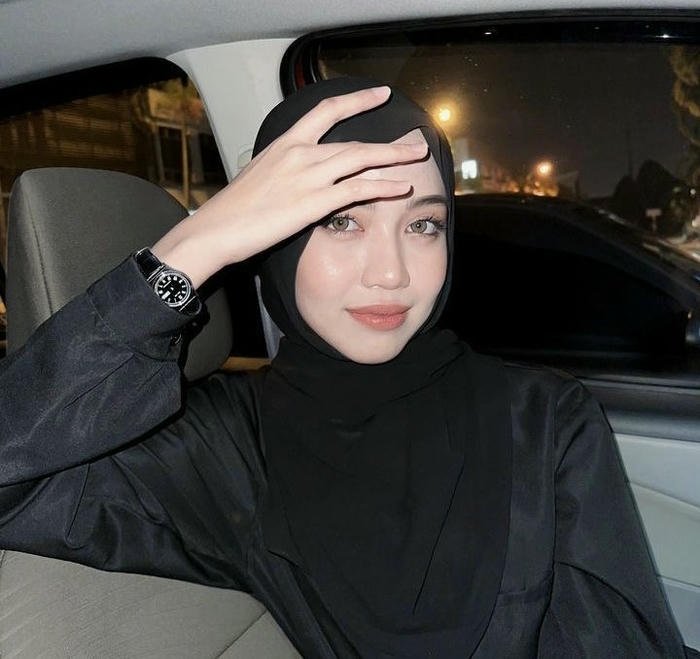 Outdoor sunshine muslim girl dp shot