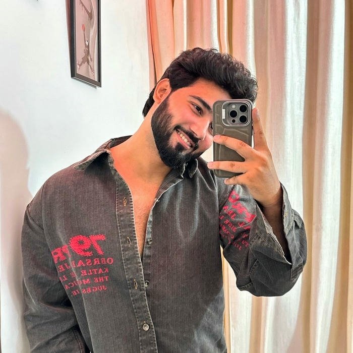 Punjabi boy dp guy taking mirror selfie in grey shirt