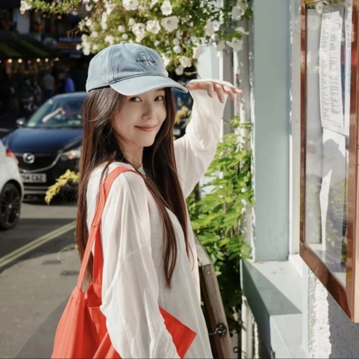 Relaxed trendy mood shown through profile dp for girls