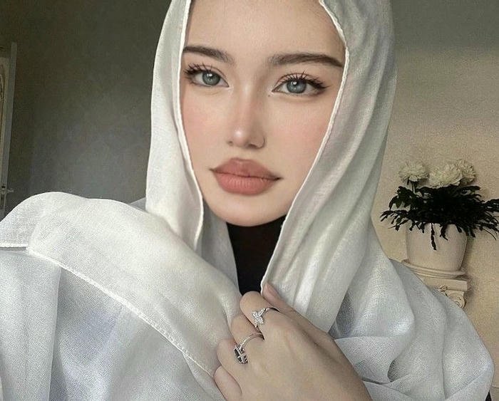 Side profile muslim girl dp portrait