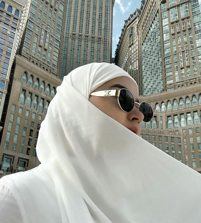 Simple background muslim girl dp photo