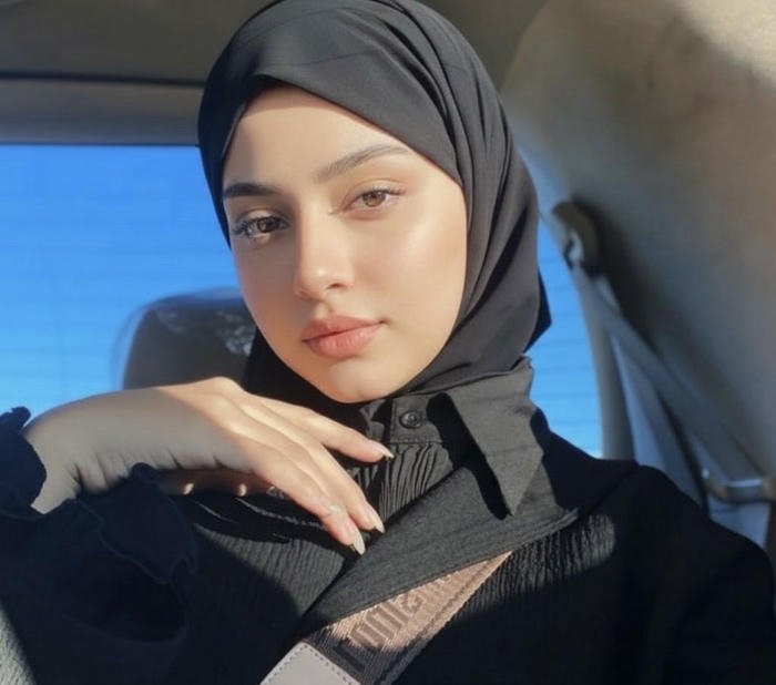 Traditional hijab muslim girl dp portrait