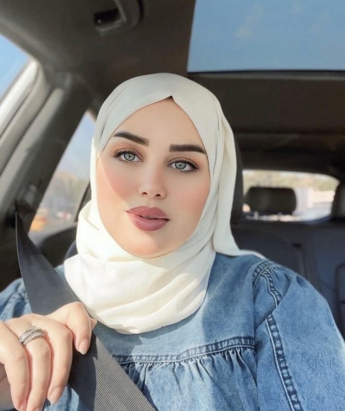 Trendy scarf muslim girl dp style