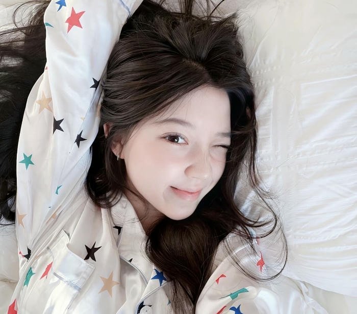 candid portrait girl dp profile photo