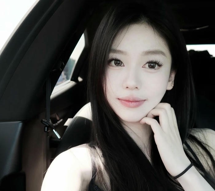 confident smile stylish girl profile dp