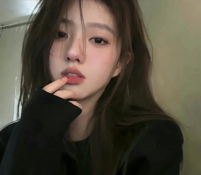 dramatic lighting girl eyes pic dp