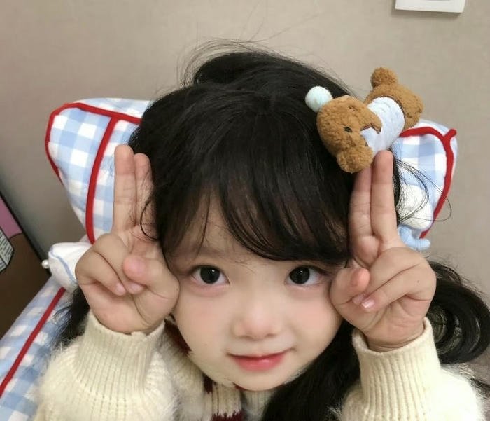 indoor portrait girl eyes pic dp