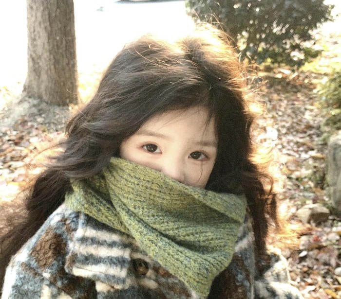 minimalist style girl eyes pic dp